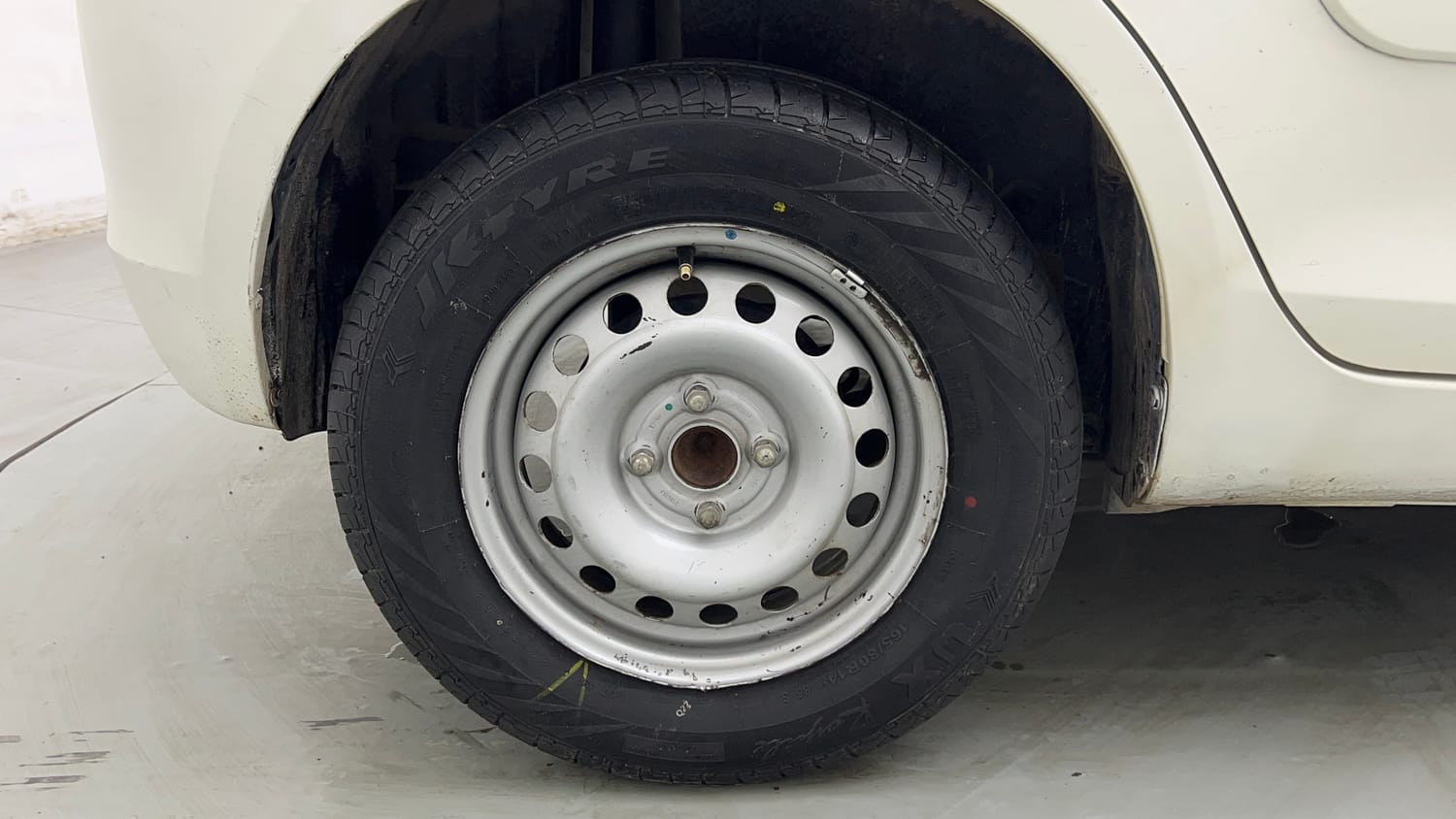 Used 2015 Maruti Suzuki Swift Lxi (O) Petrol Manual tyres RIGHT REAR TYRE RIM VIEW