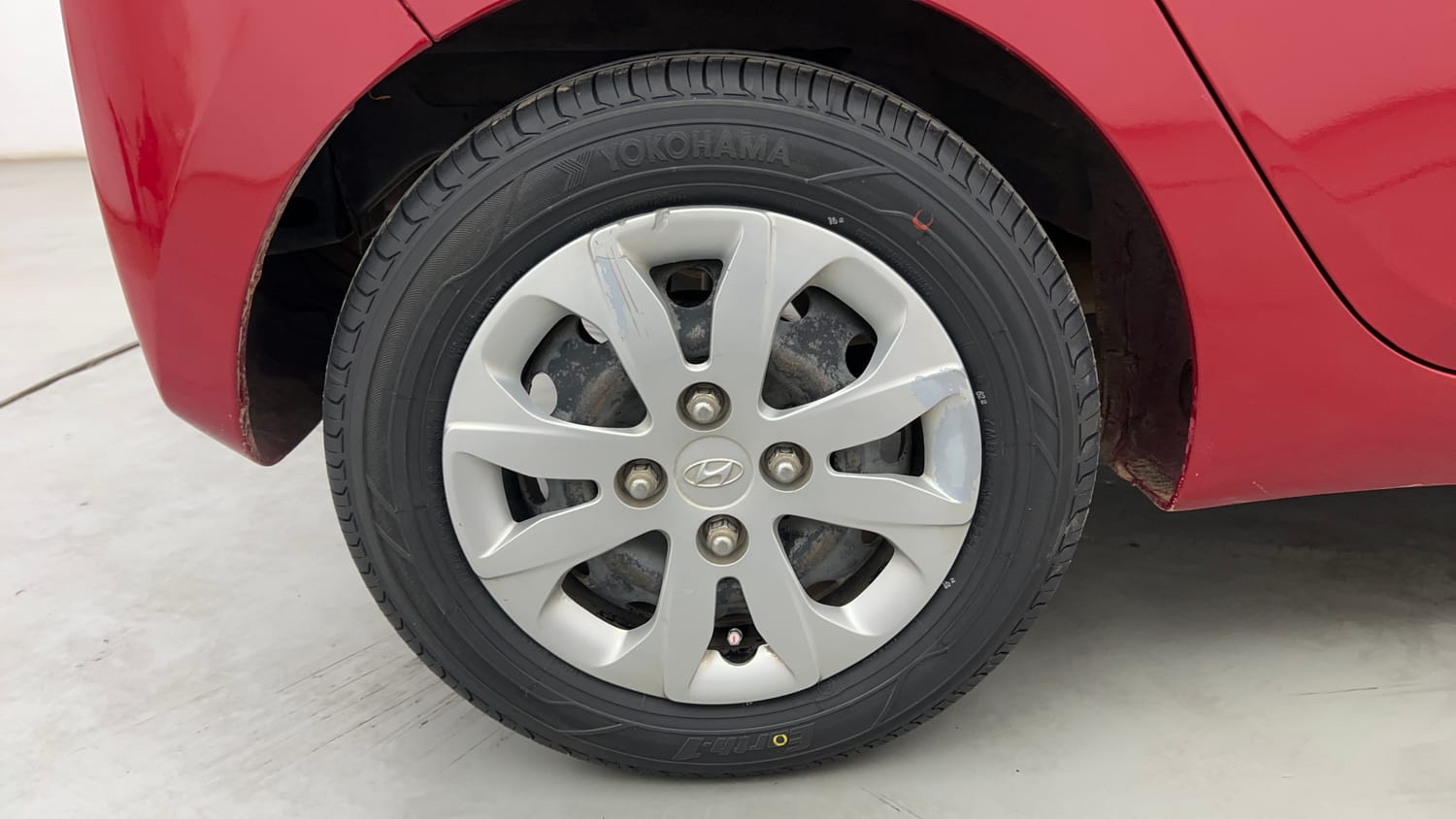 Used 2014 Hyundai Eon Magna + Petrol Manual tyres RIGHT REAR TYRE RIM VIEW