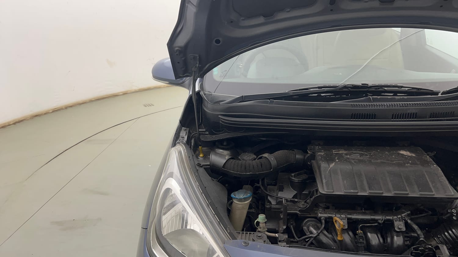 Used 2014 Hyundai Xcent SX 1.2 Petrol Manual engine ENGINE RIGHT SIDE HINGE & APRON VIEW