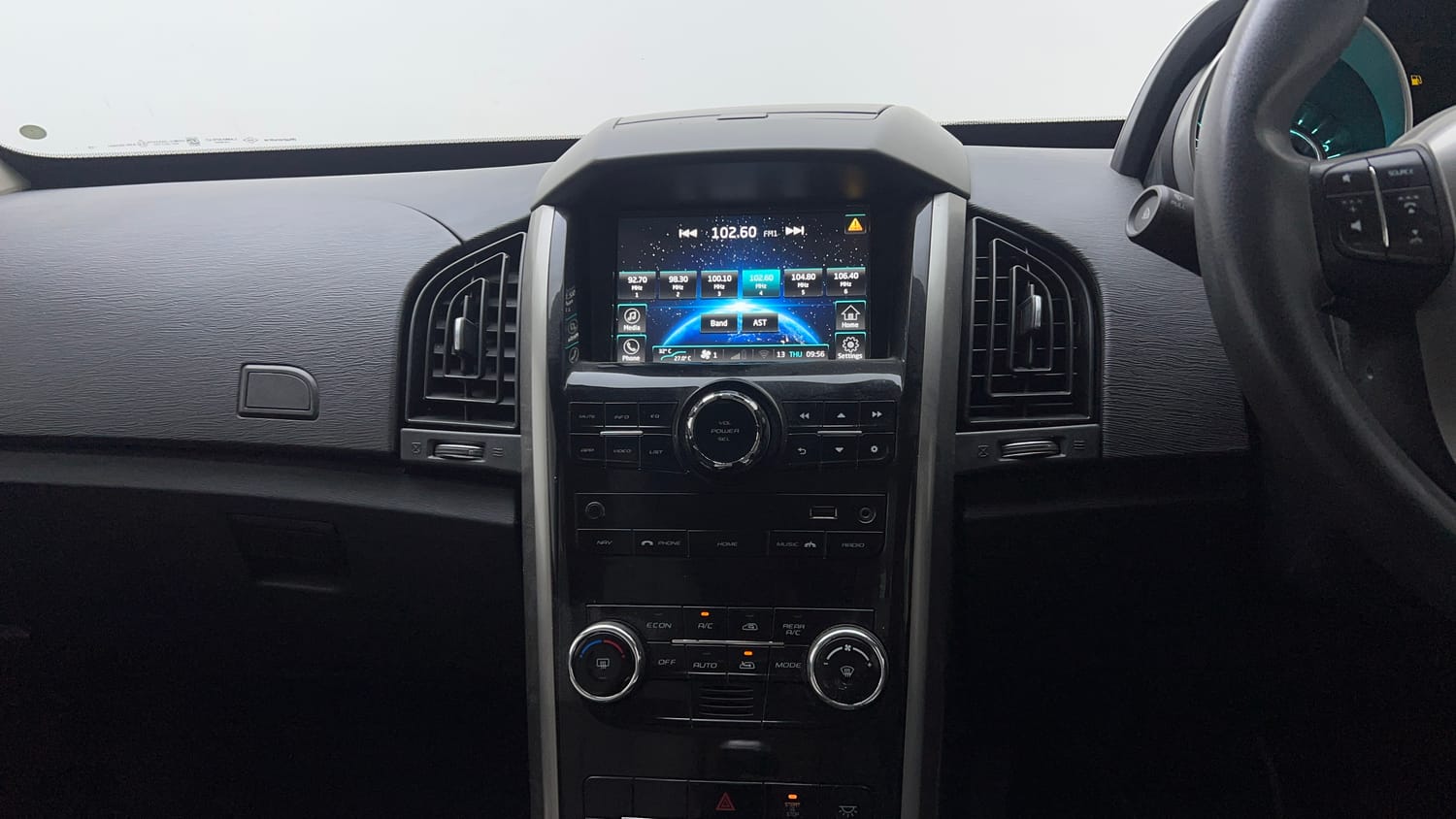 Used 2021 Mahindra XUV500 W7 Diesel Manual interior MUSIC SYSTEM & AC CONTROL VIEW
