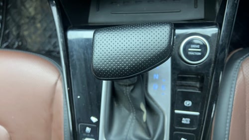 Used 2022 Hyundai Alcazar Signature (O) 6 STR 2.0 Petrol AT Petrol Automatic interior GEAR  KNOB VIEW