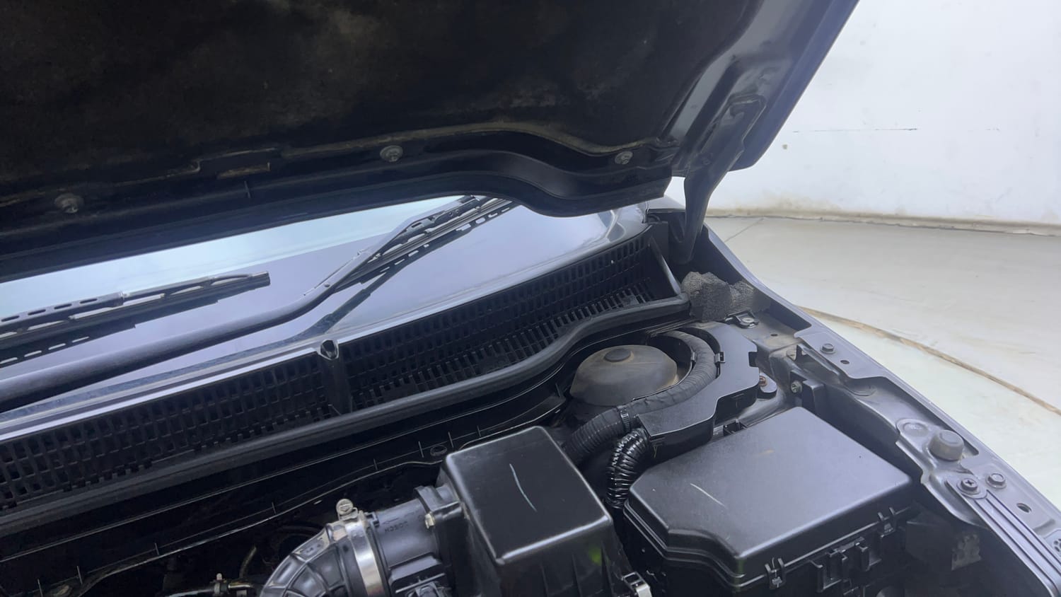 Used 2017 Maruti Suzuki S-Cross Zeta 1.3 Diesel Manual engine ENGINE LEFT SIDE HINGE & APRON VIEW