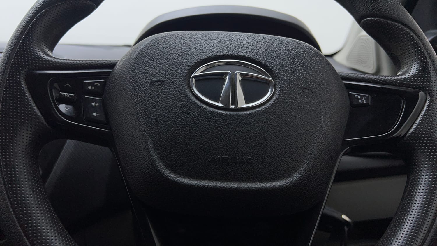 Used 2019 Tata Tiago Revotron XZ w/o Alloy Petrol Manual top_features Steering mounted controls