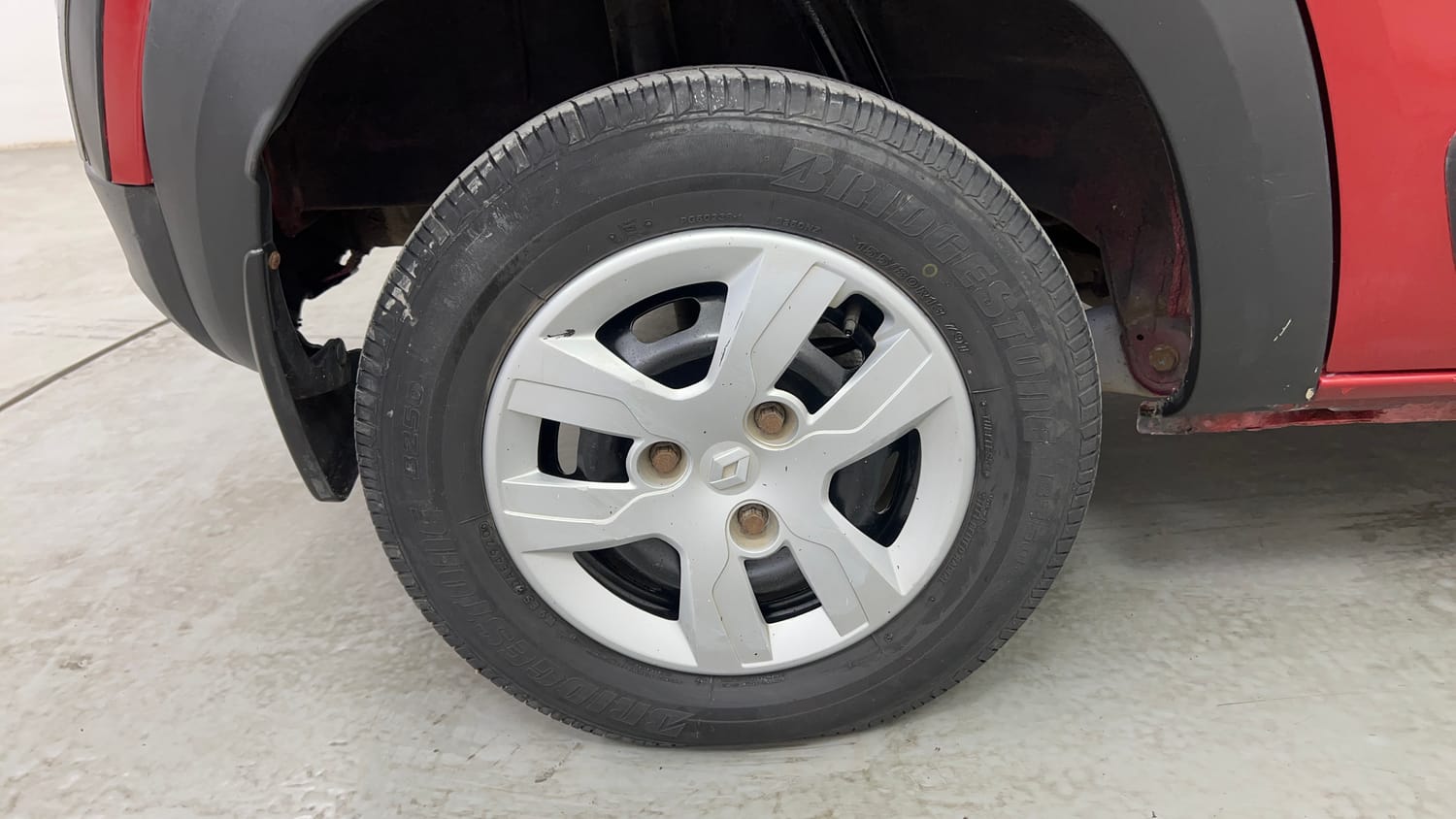 Used 2016 Renault Kwid RXT Petrol Manual tyres RIGHT REAR TYRE RIM VIEW