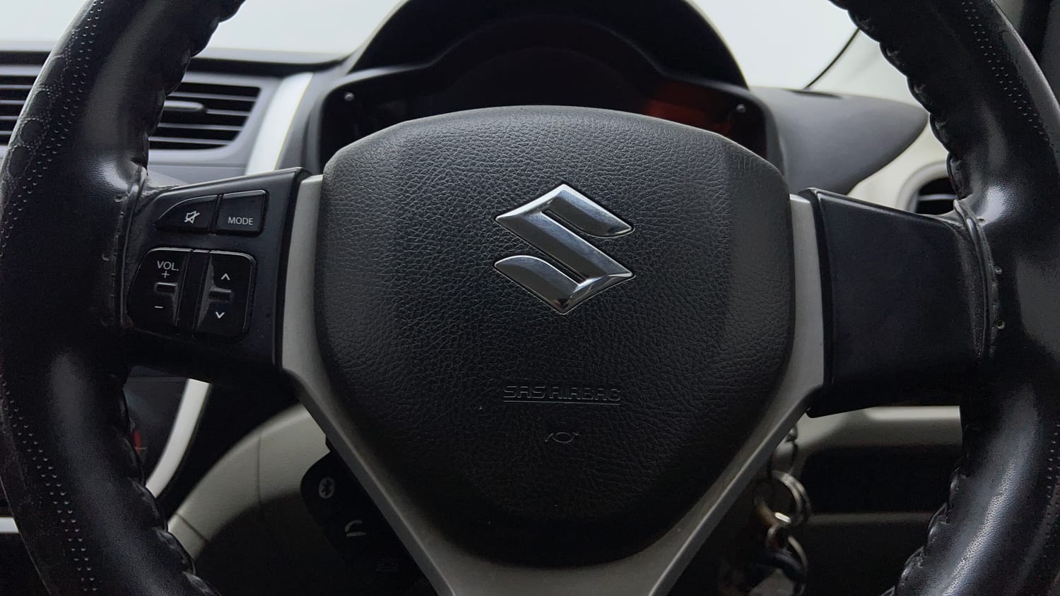Used 2017 Maruti Suzuki Celerio ZXi AMT Petrol Automatic top_features Steering mounted controls