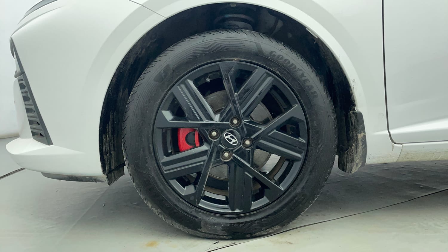 Used 2023 Hyundai Verna SX (O) 1.5 Turbo Petrol MT Petrol Manual tyres LEFT FRONT TYRE RIM VIEW