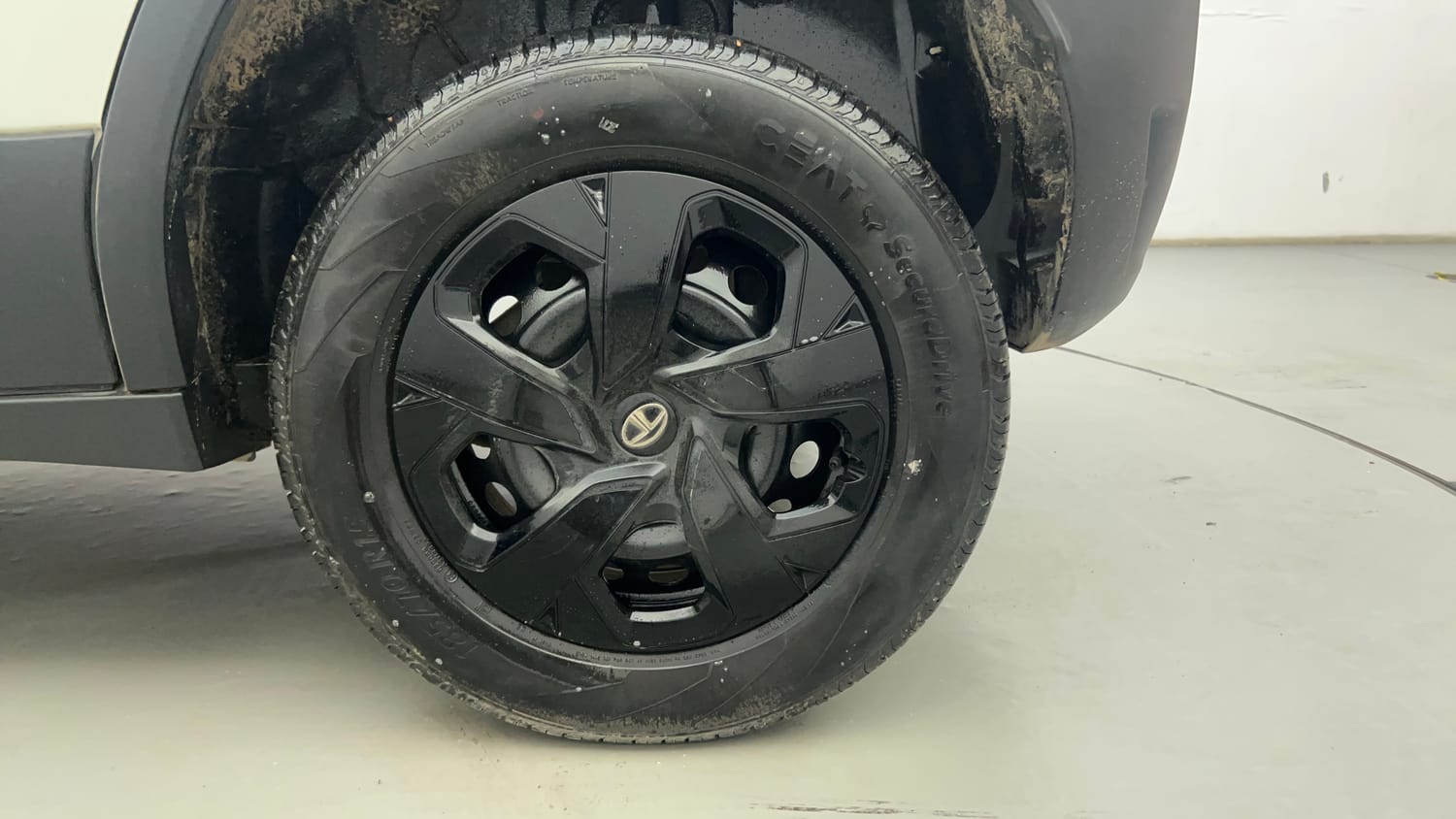 Used 2022 Tata Punch Adventure Rhythm Pack MT Petrol Manual tyres LEFT REAR TYRE RIM VIEW