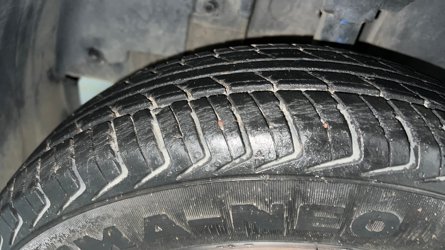 Used 2017 Renault Kwid 1.0 RXT AMT Opt Petrol Automatic tyres LEFT FRONT TYRE TREAD VIEW