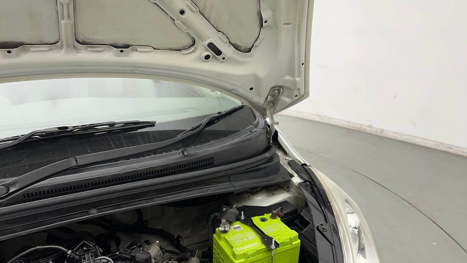Used 2013 Hyundai i10 Magna 1.1 iRDE2 Petrol Manual engine ENGINE LEFT SIDE HINGE & APRON VIEW