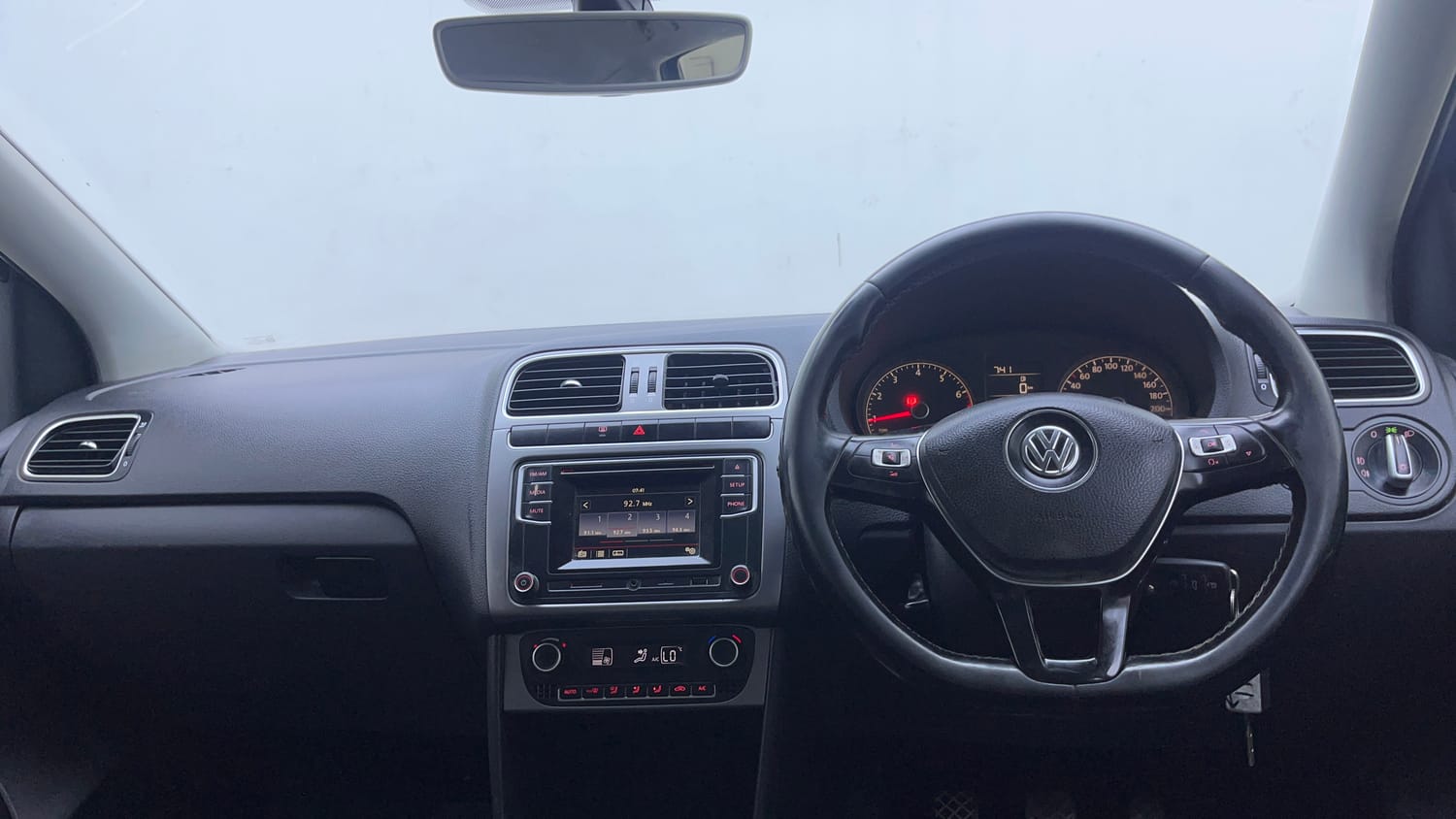 Used 2017 Volkswagen Polo Highline Plus 1.2( P)16 Alloy Petrol Manual interior DASHBOARD VIEW