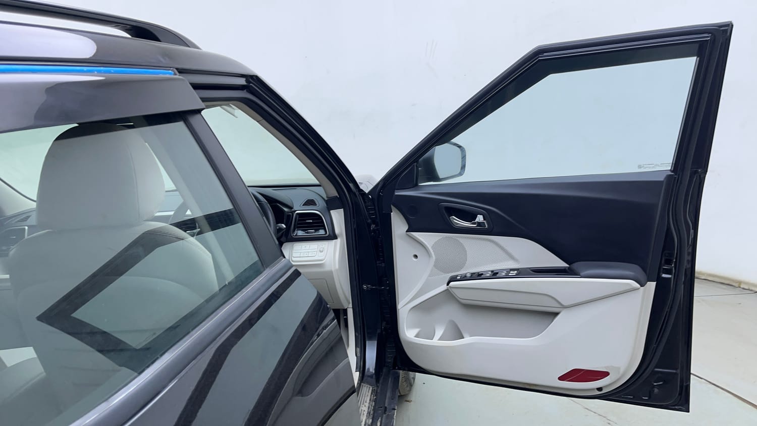 Used 2022 Mahindra XUV 300 W8 (O) 1.2 Petrol Petrol Manual interior RIGHT FRONT DOOR OPEN VIEW