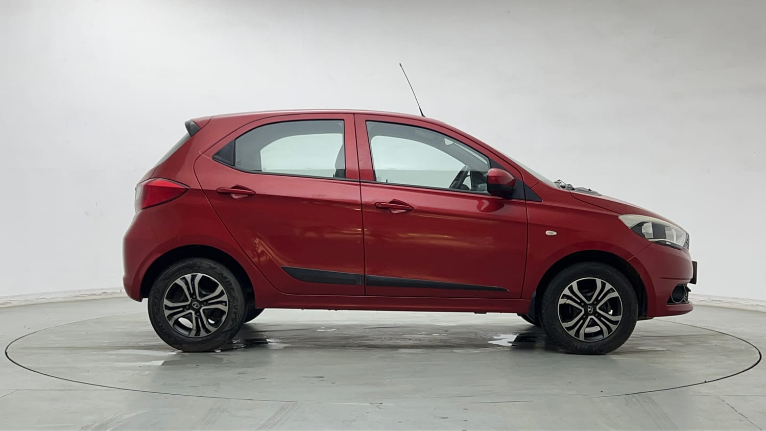 Used 2019 Tata Tiago Revotron XZ w/o Alloy Petrol Manual exterior RIGHT SIDE VIEW