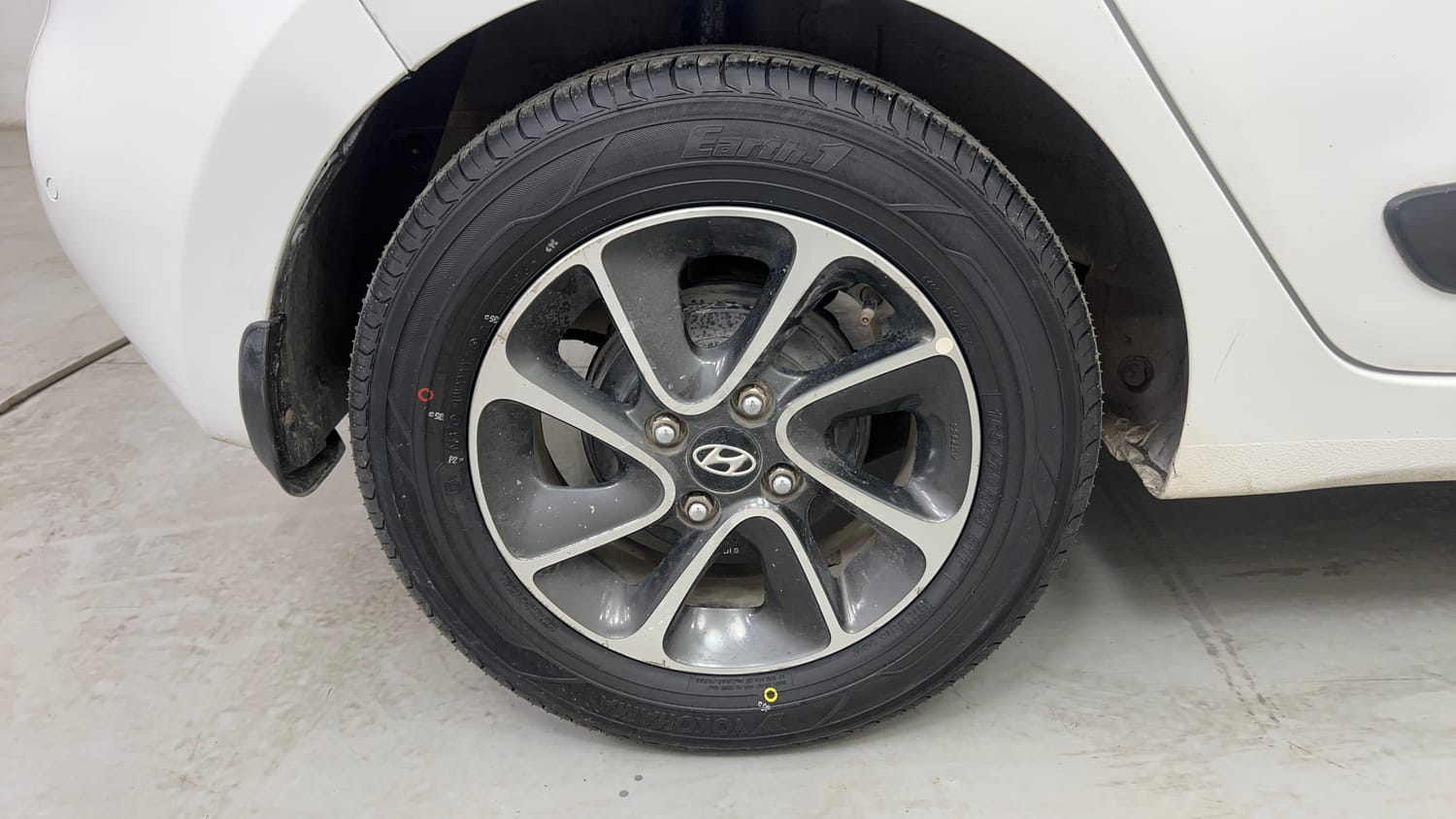 Used 2017 Hyundai Grand i10 Asta 1.2 Kappa VTVT Petrol Manual tyres RIGHT REAR TYRE RIM VIEW