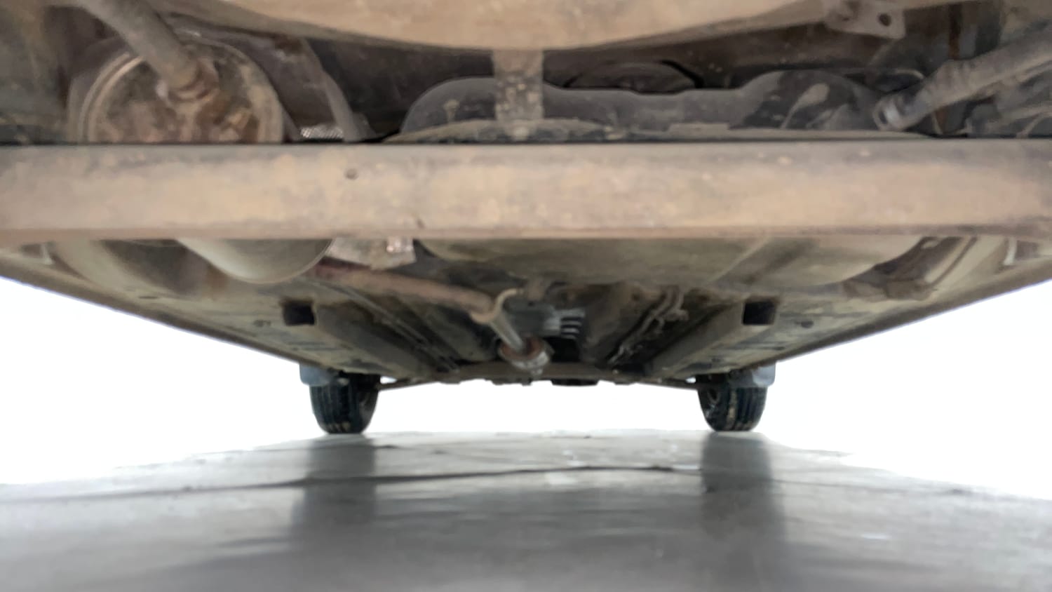 Used 2019 Renault Kwid RXT (O) 1.0 SCE Edition Petrol Manual extra REAR UNDERBODY VIEW (TAKEN FROM REAR)