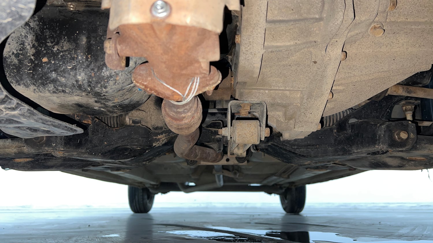 Used 2013 Hyundai i10 Magna 1.1 iRDE2 Petrol Manual extra FRONT LEFT UNDERBODY VIEW