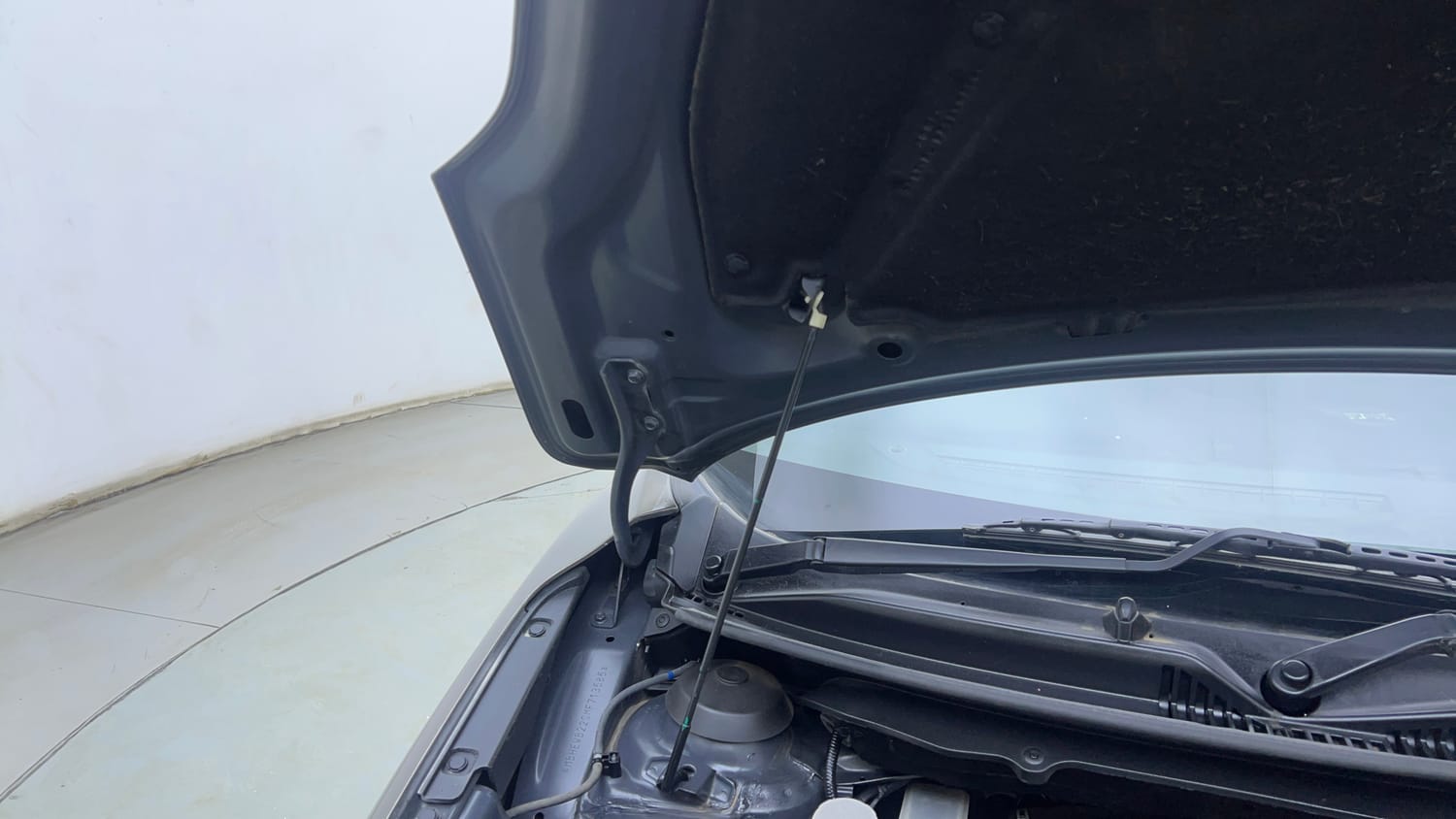 Used 2021 Maruti Suzuki Baleno Zeta Petrol Manual engine ENGINE RIGHT SIDE HINGE & APRON VIEW