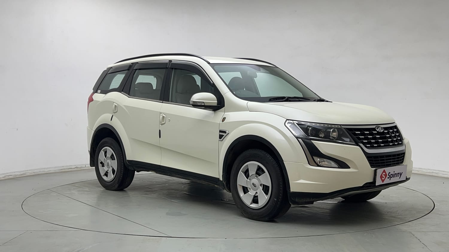 Used 2021 Mahindra XUV500 W7 Diesel Manual exterior RIGHT FRONT CORNER VIEW