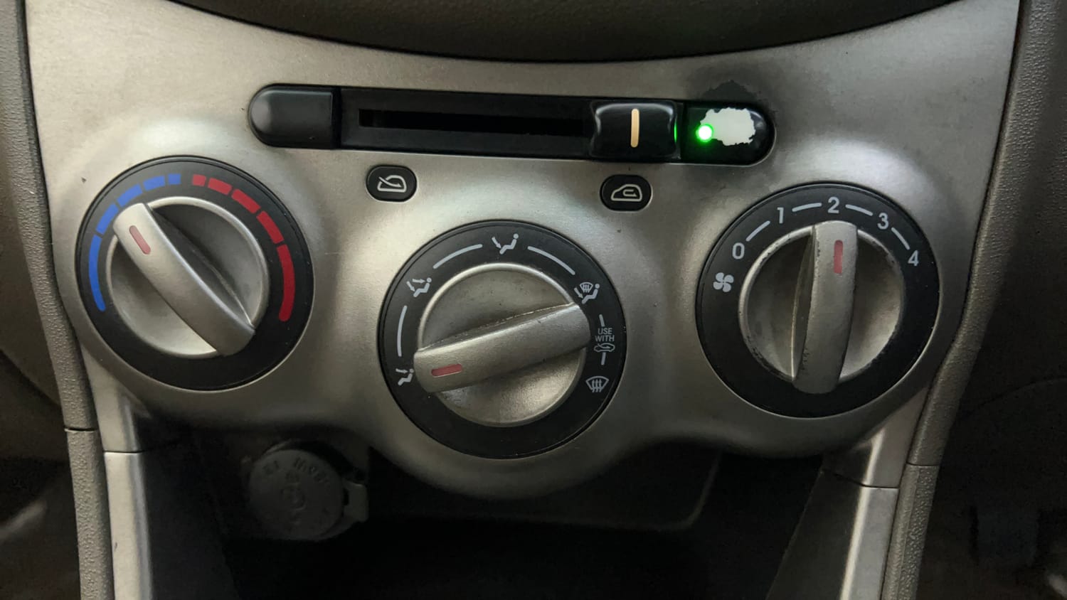 Used 2012 Hyundai i10 Era 1.1 iRDE2 Petrol Manual top_features Air conditioner