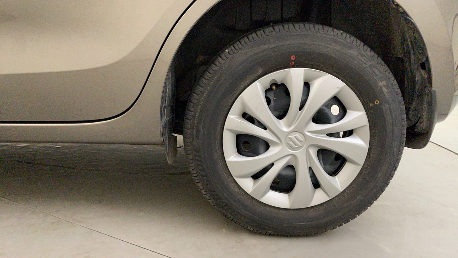 Used 2023 Maruti Suzuki Swift VXi Petrol Manual tyres LEFT REAR TYRE RIM VIEW