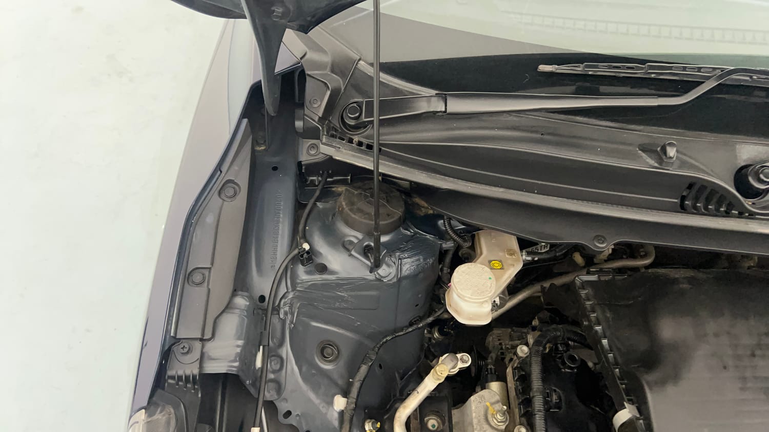 Used 2023 Maruti Suzuki Baleno Delta MT Petrol Manual engine ENGINE RIGHT SIDE HINGE & APRON VIEW