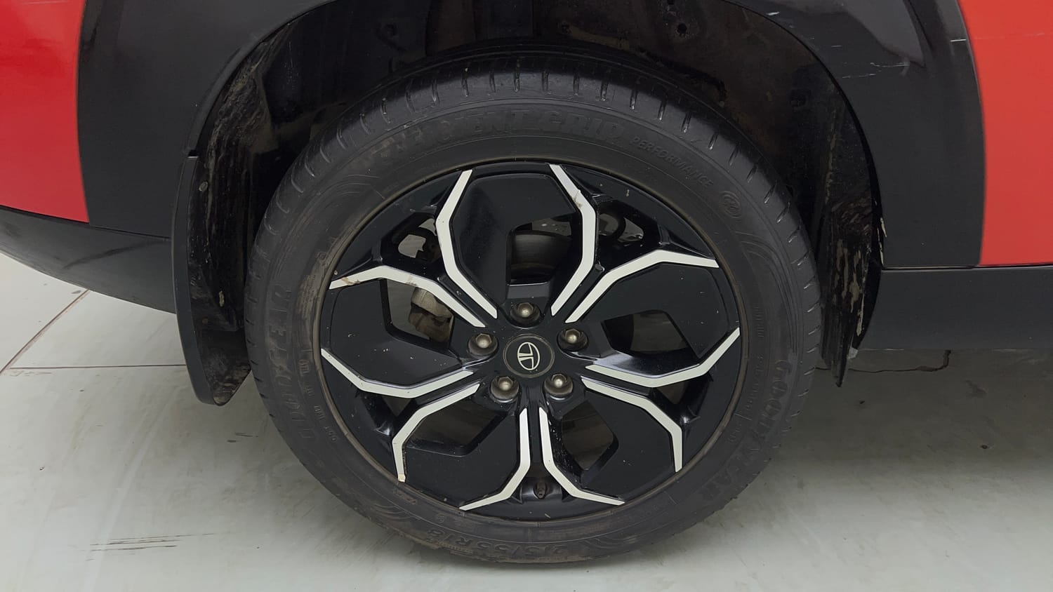 Used 2024 Tata Curvv Accomplished Plus A 1.5 Kryojet Diesel 6MT Diesel Manual tyres RIGHT REAR TYRE RIM VIEW