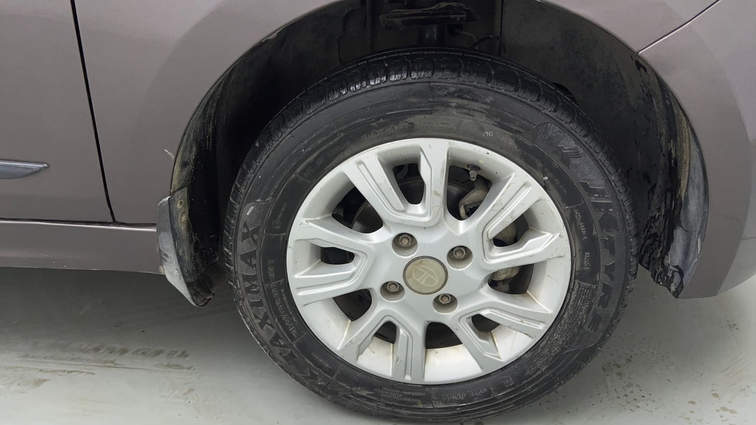 Used 2018 Tata Tiago XZ CNG (Outside Fitted) Cng Manual tyres RIGHT FRONT TYRE RIM VIEW