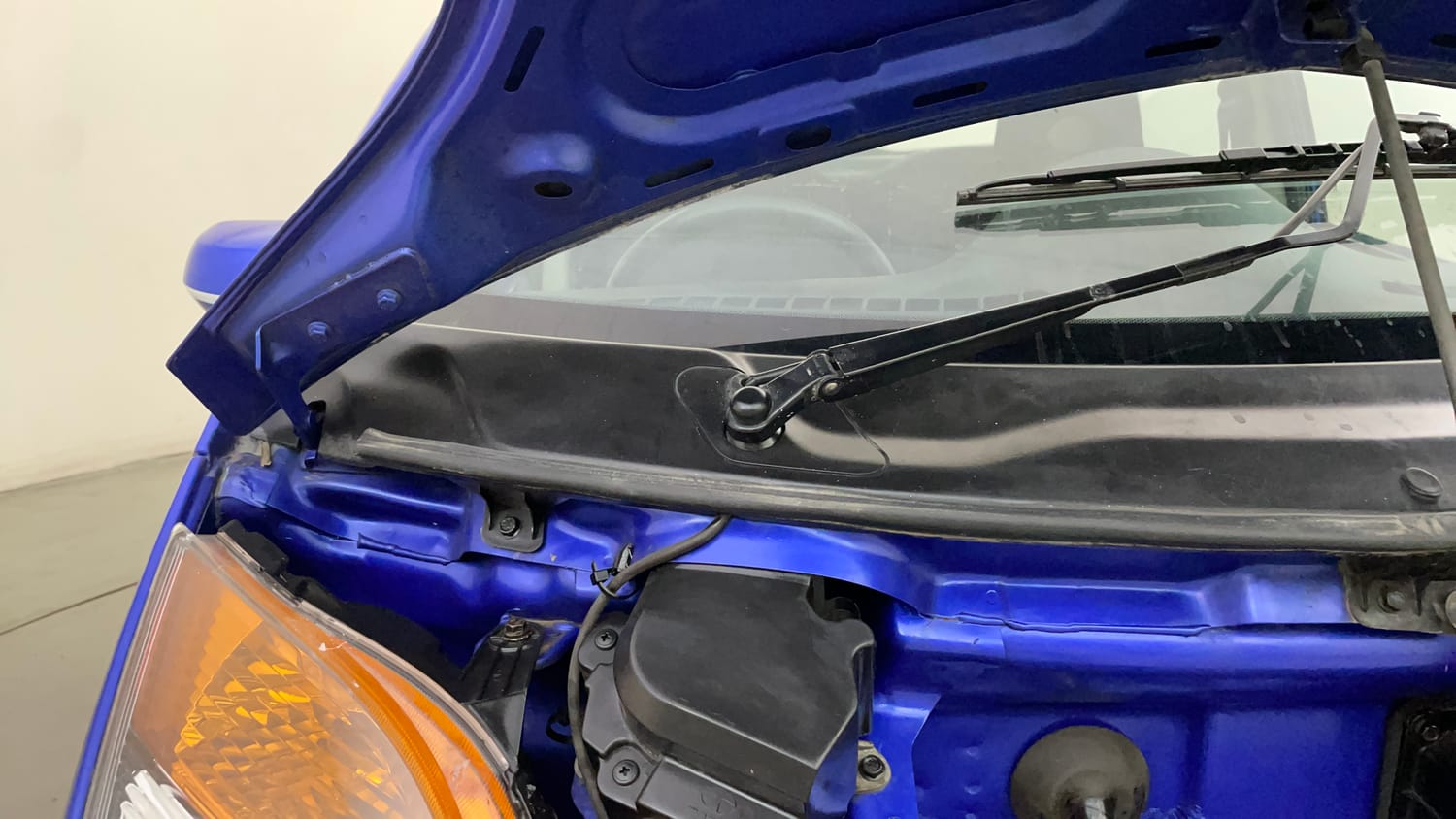Used 2015 Tata Nano Twist XT Petrol Manual engine ENGINE RIGHT SIDE HINGE & APRON VIEW