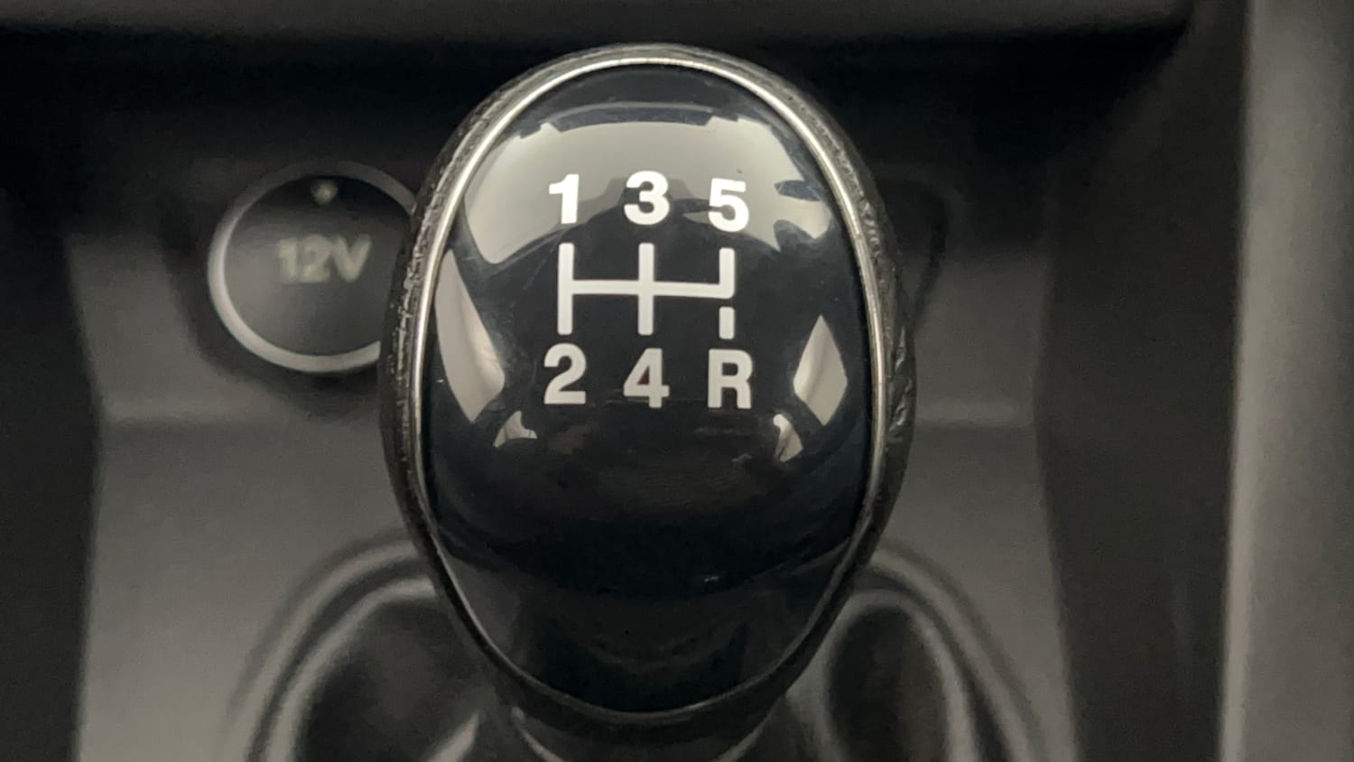 Used 2020 Ford Figo Titanium 1.2 Ti-VCT MT Petrol Manual interior GEAR  KNOB VIEW