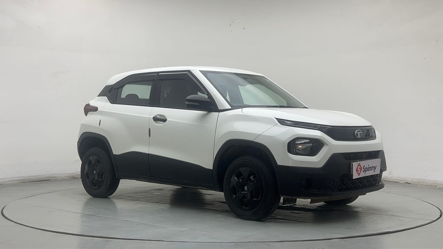 Used 2025 Tata Punch Pure (o) Petrol Manual exterior RIGHT FRONT CORNER VIEW