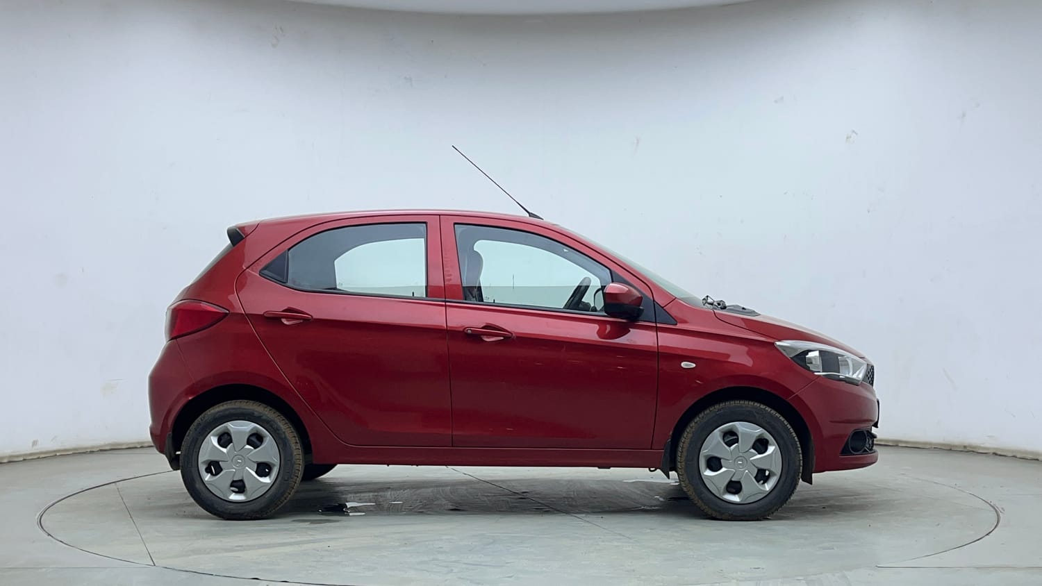 Used 2018 Tata Tiago Revotron XT Petrol Manual exterior RIGHT SIDE VIEW