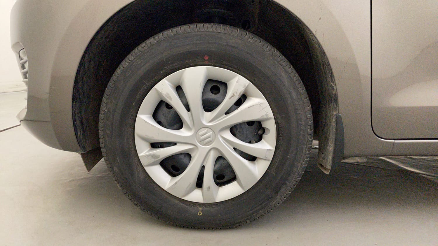 Used 2023 Maruti Suzuki Swift VXi Petrol Manual tyres LEFT FRONT TYRE RIM VIEW