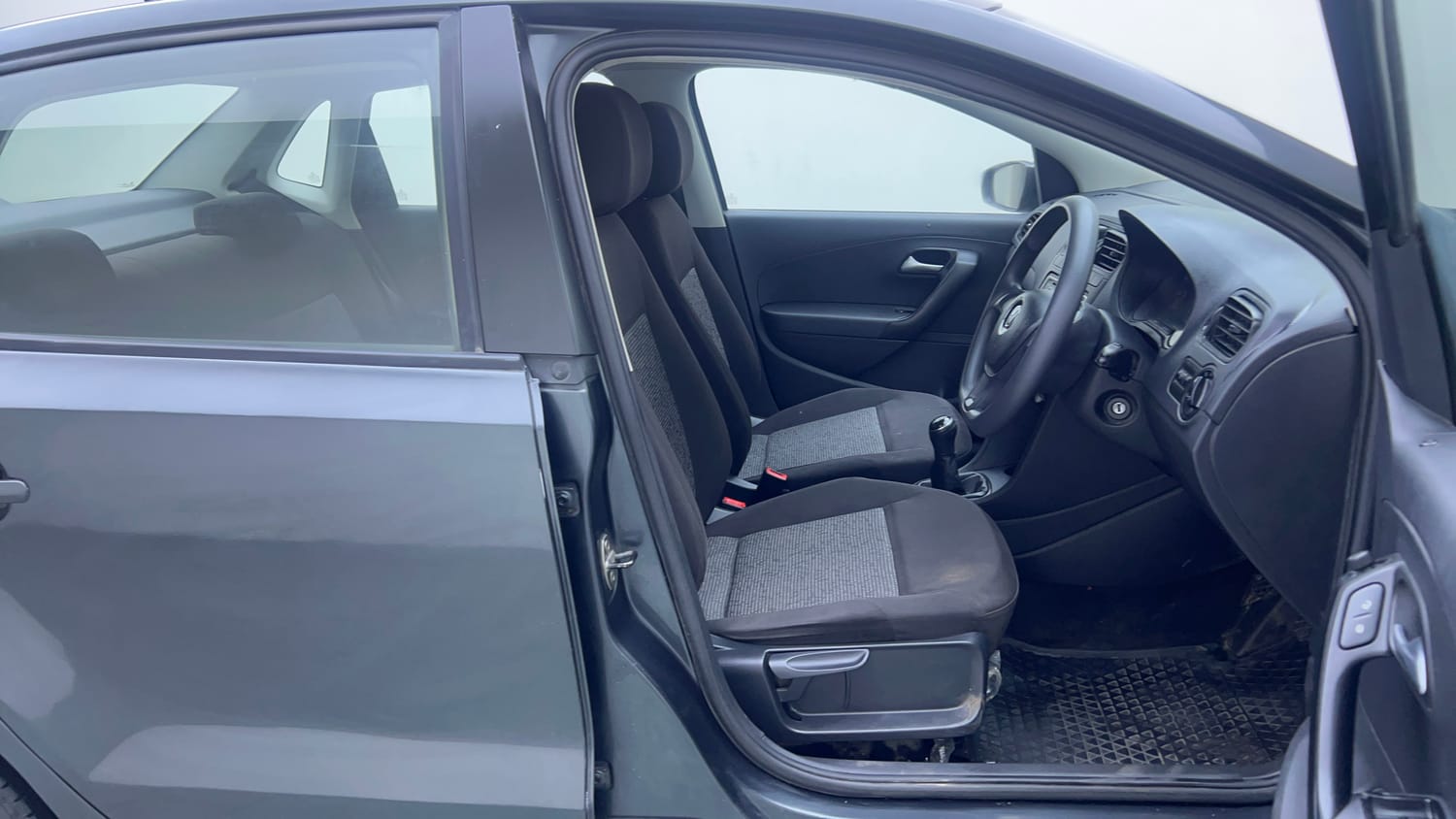 Used 2019 Volkswagen Ameo Comfortline 1.0L (P) Petrol Manual interior RIGHT SIDE FRONT DOOR CABIN VIEW
