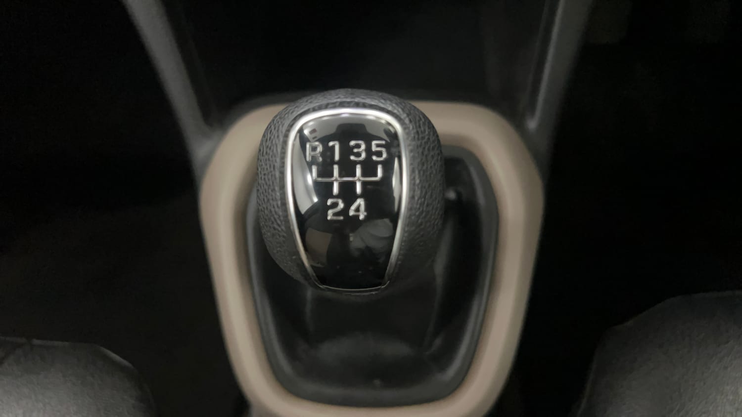 Used 2014 Hyundai Grand i10 Sportz 1.1 CRDi Diesel Manual interior GEAR  KNOB VIEW