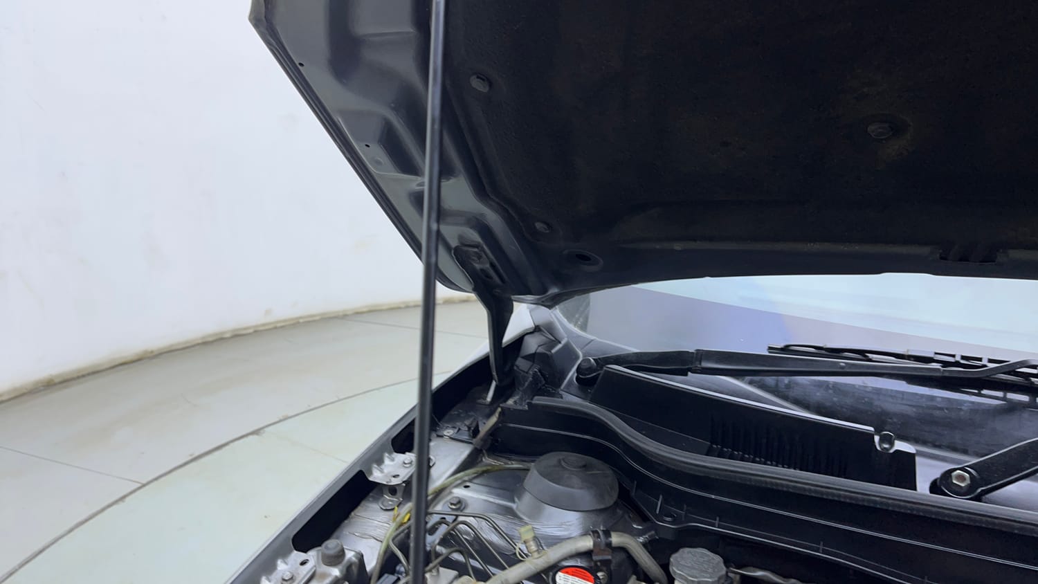 Used 2017 Maruti Suzuki Vitara Brezza VDi (O) Diesel Manual engine ENGINE RIGHT SIDE HINGE & APRON VIEW