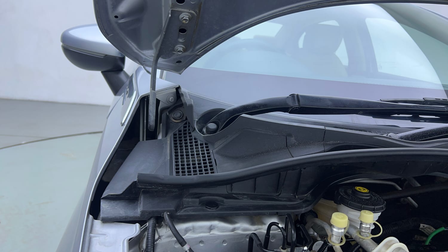 Used 2024 Honda City V Petrol CVT Petrol Automatic engine ENGINE RIGHT SIDE HINGE & APRON VIEW