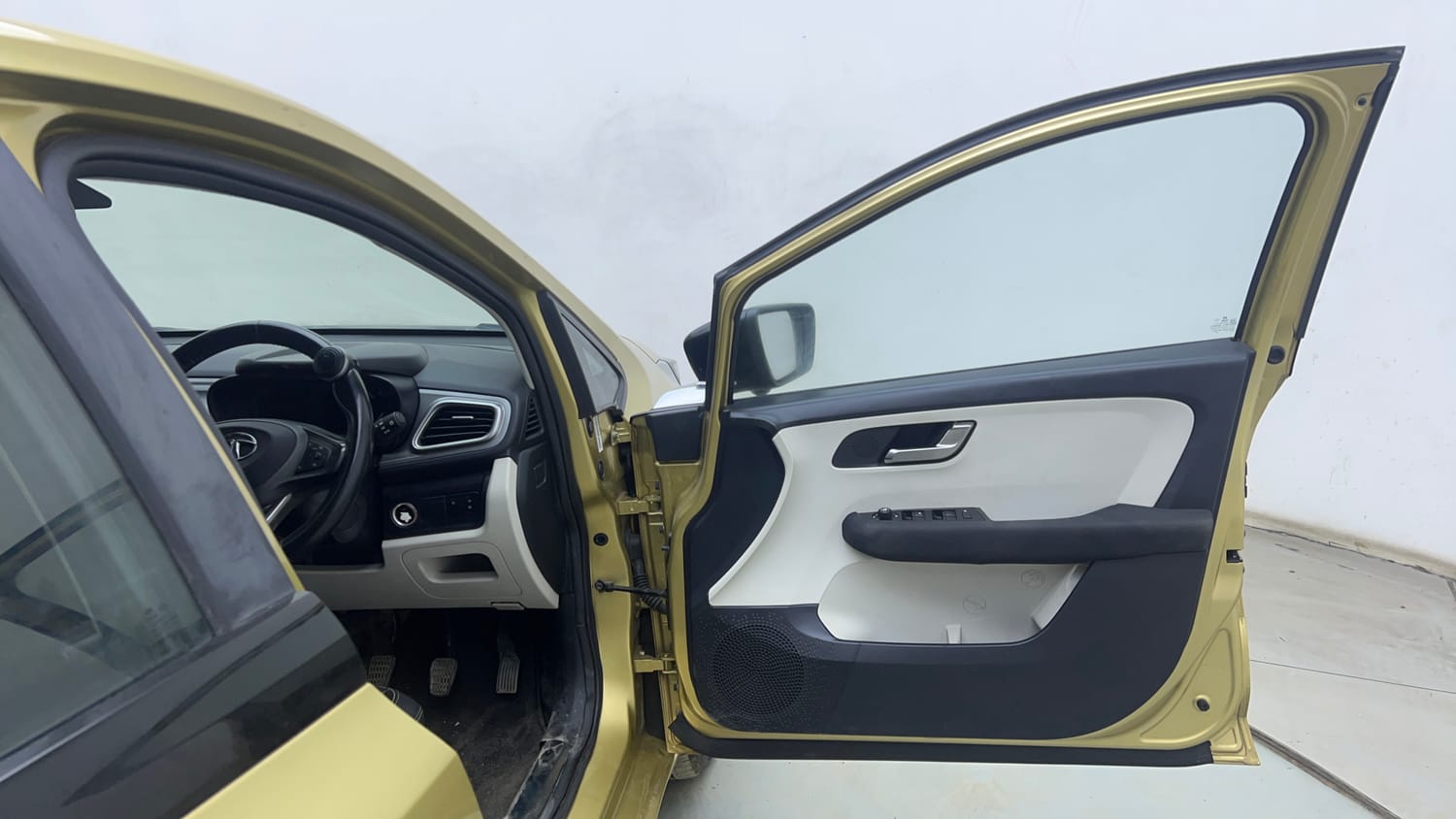 Used 2021 Tata Altroz XZ Plus Petrol Petrol Manual interior RIGHT FRONT DOOR OPEN VIEW