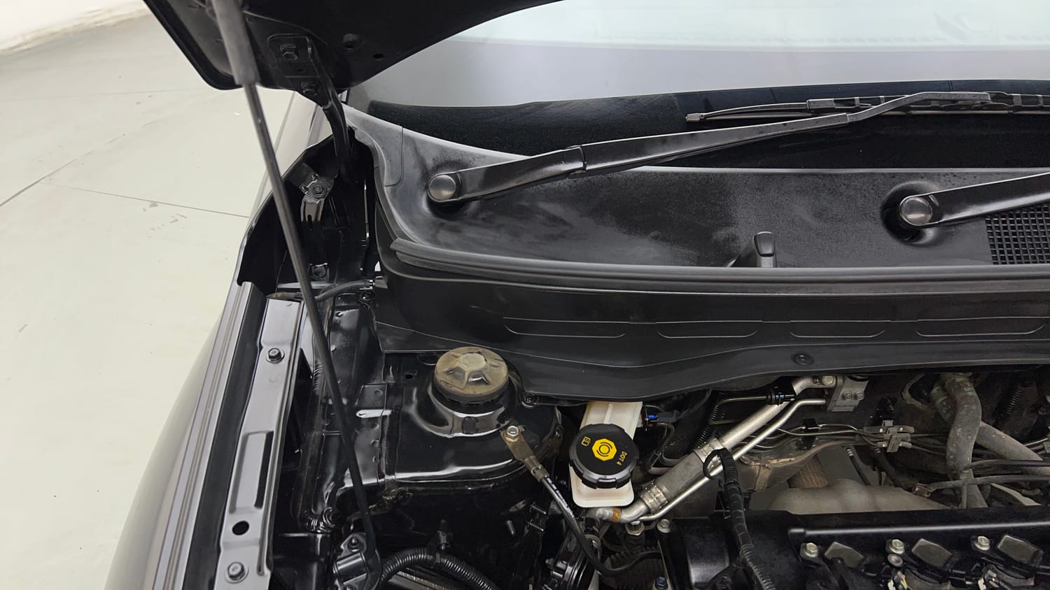 Used 2022 Hyundai Venue SX 1.2 Petrol Petrol Manual engine ENGINE RIGHT SIDE HINGE & APRON VIEW