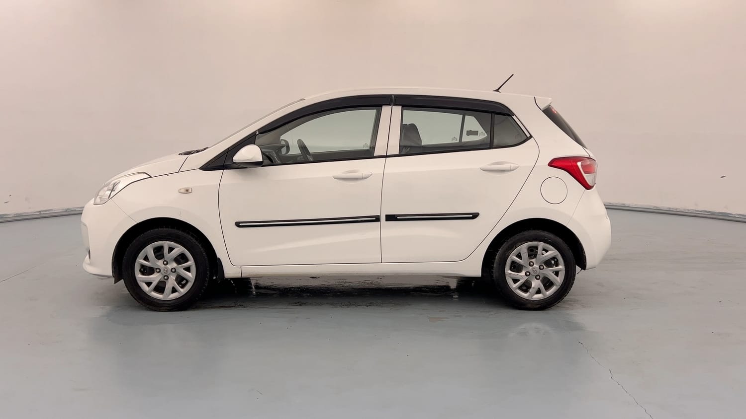 Used 2019 Hyundai Grand i10 Magna 1.2 Kappa VTVT Petrol Manual exterior LEFT SIDE VIEW