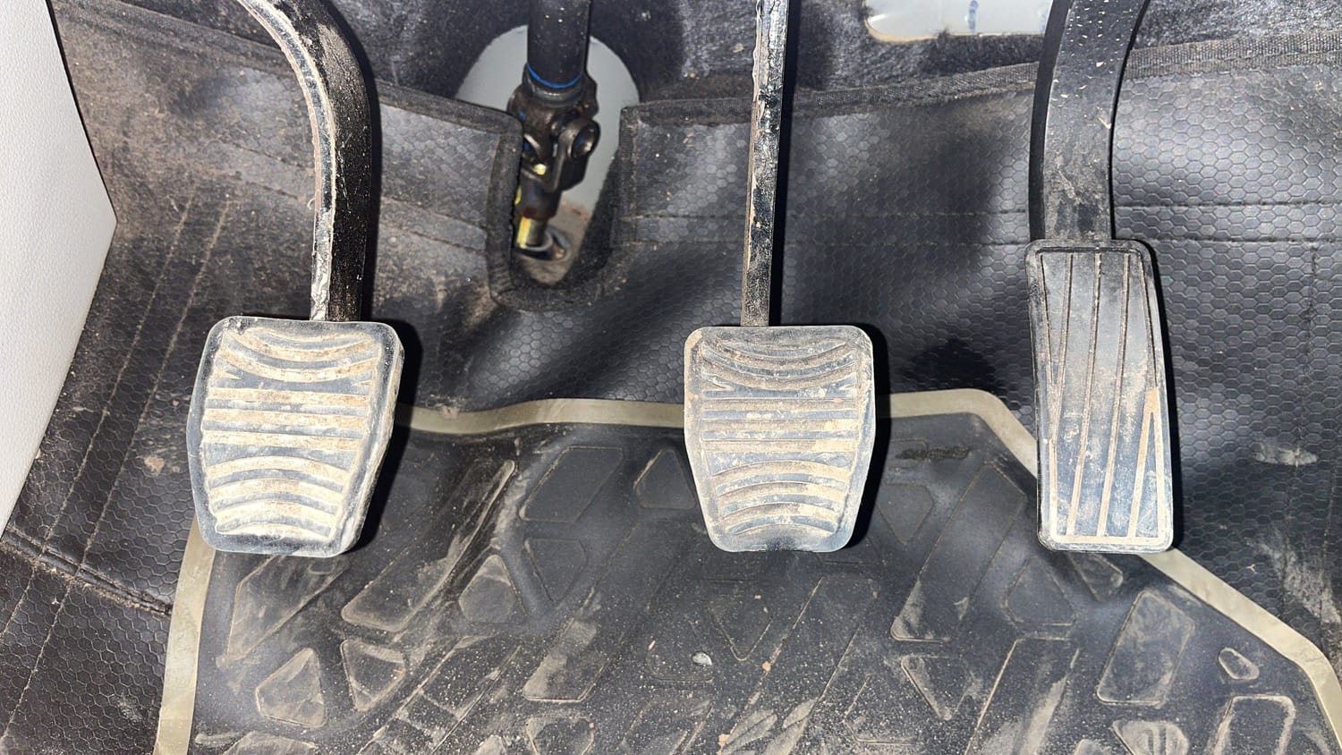 Used 2022 Mahindra XUV 300 W8 (O) 1.2 Petrol Petrol Manual interior PEDALS VIEW