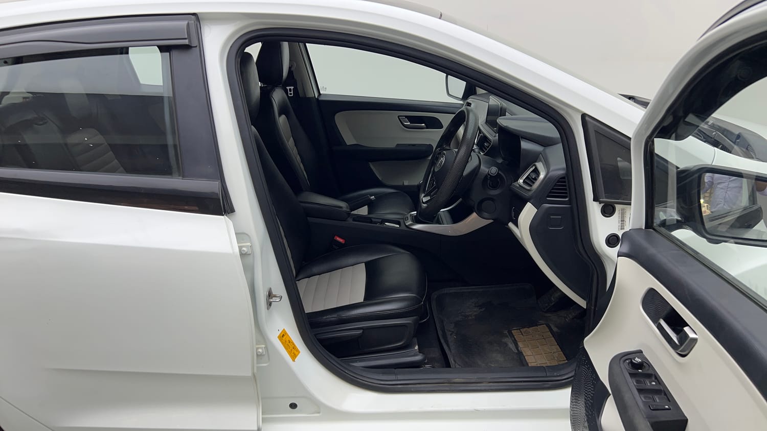 Used 2022 Tata Altroz XZ Plus i-Turbo Petrol Petrol Manual interior RIGHT SIDE FRONT DOOR CABIN VIEW