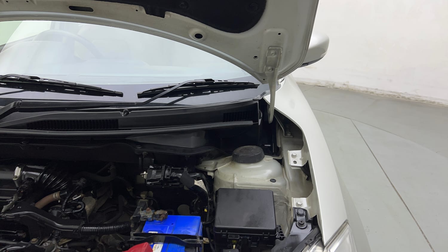 Used 2019 Maruti Suzuki Dzire VXi Petrol Manual engine ENGINE LEFT SIDE HINGE & APRON VIEW