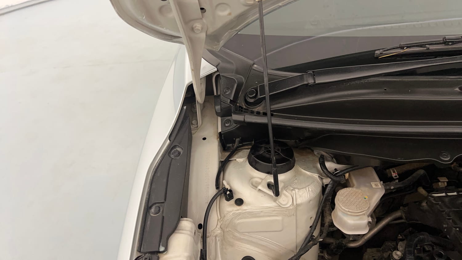 Used 2023 Maruti Suzuki Baleno Delta MT Petrol Manual engine ENGINE RIGHT SIDE HINGE & APRON VIEW