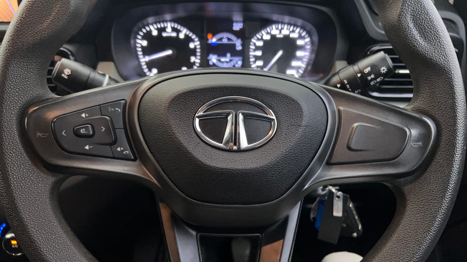 Used 2022 Tata Punch Adventure Rhythm Pack MT Petrol Manual top_features Steering mounted controls