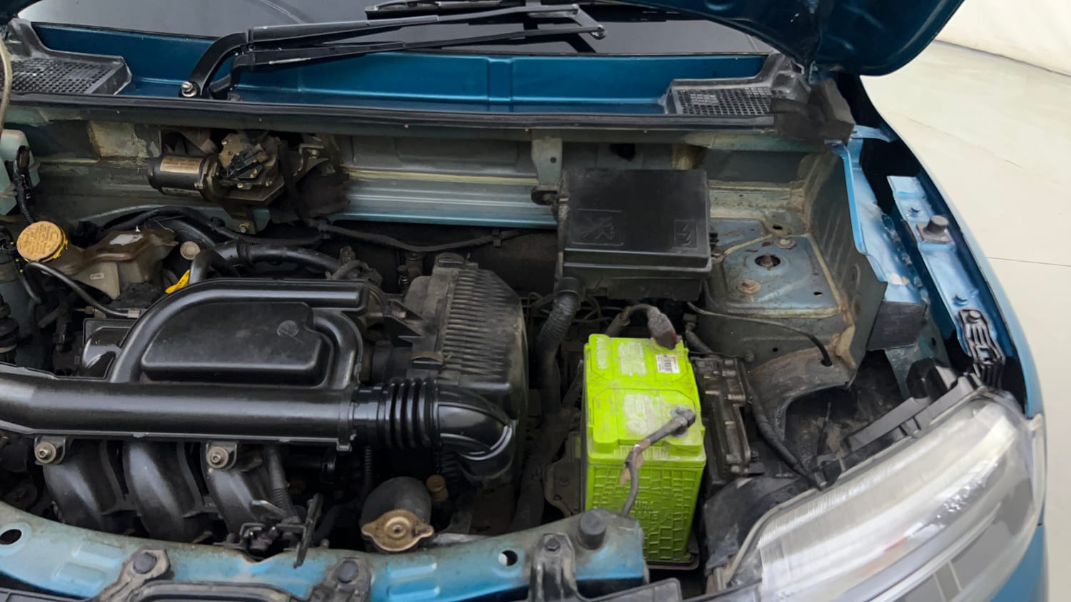 Used 2020 Renault Kwid 1.0 RXT AMT Opt Petrol Automatic engine ENGINE LEFT SIDE HINGE & APRON VIEW