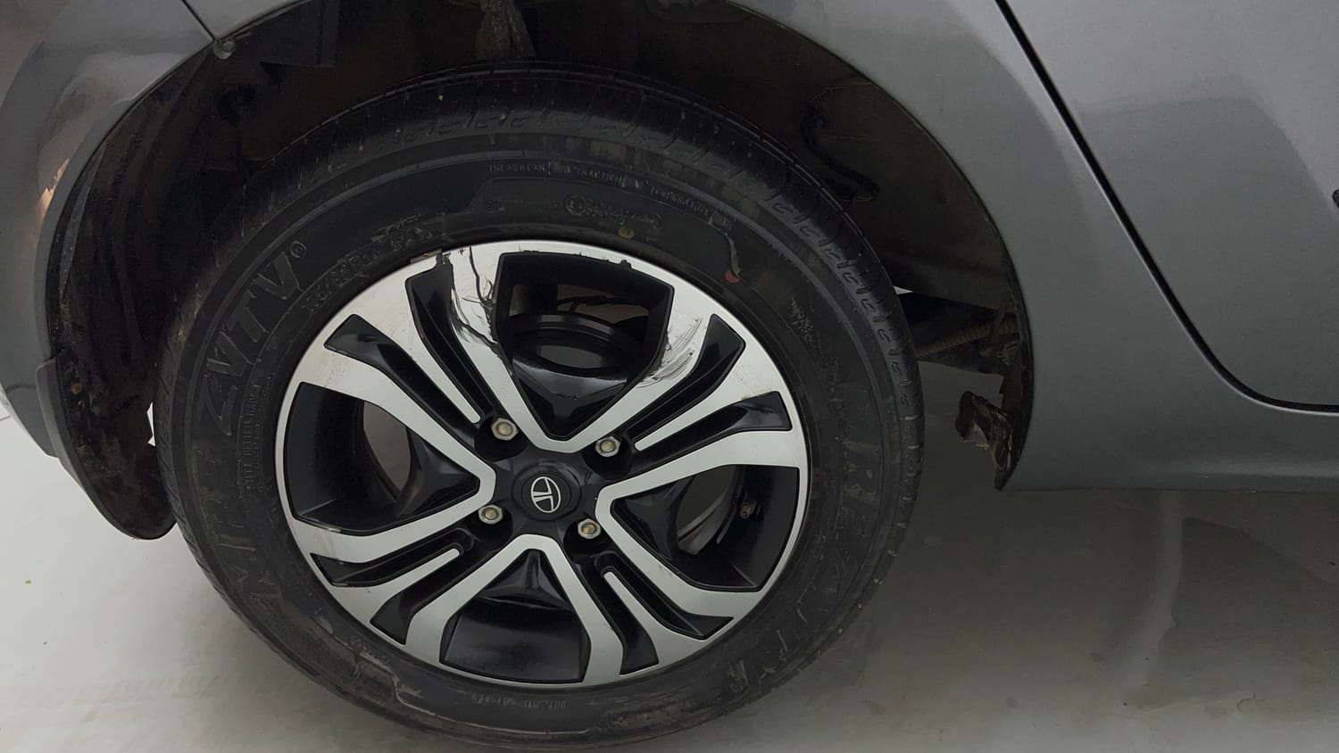 Used 2024 Tata Tiago XTA Petrol Automatic tyres RIGHT REAR TYRE RIM VIEW