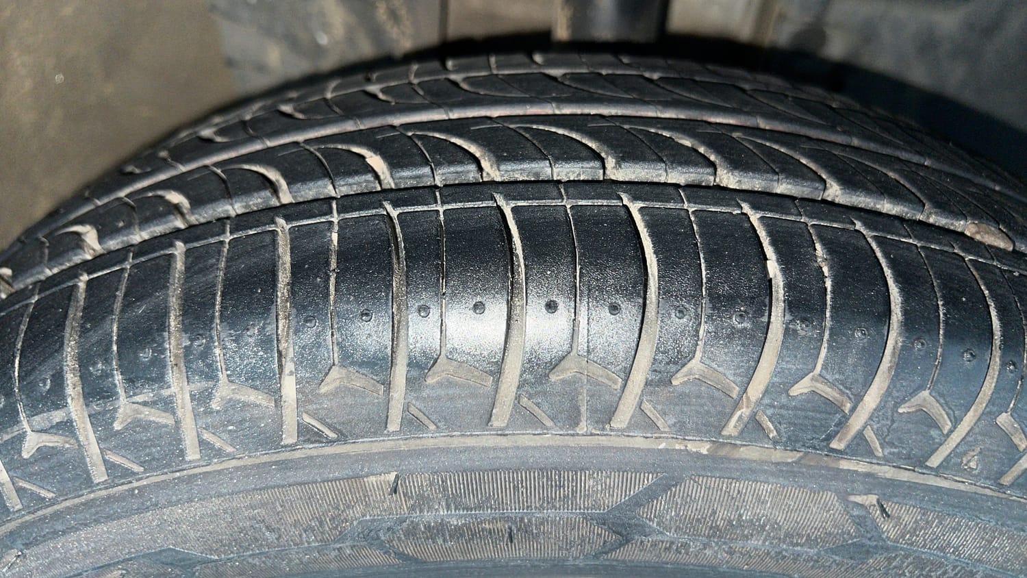 Used 2017 Renault Kwid RXT Live For More Edition 1.0 Petrol Manual tyres RIGHT FRONT TYRE TREAD VIEW