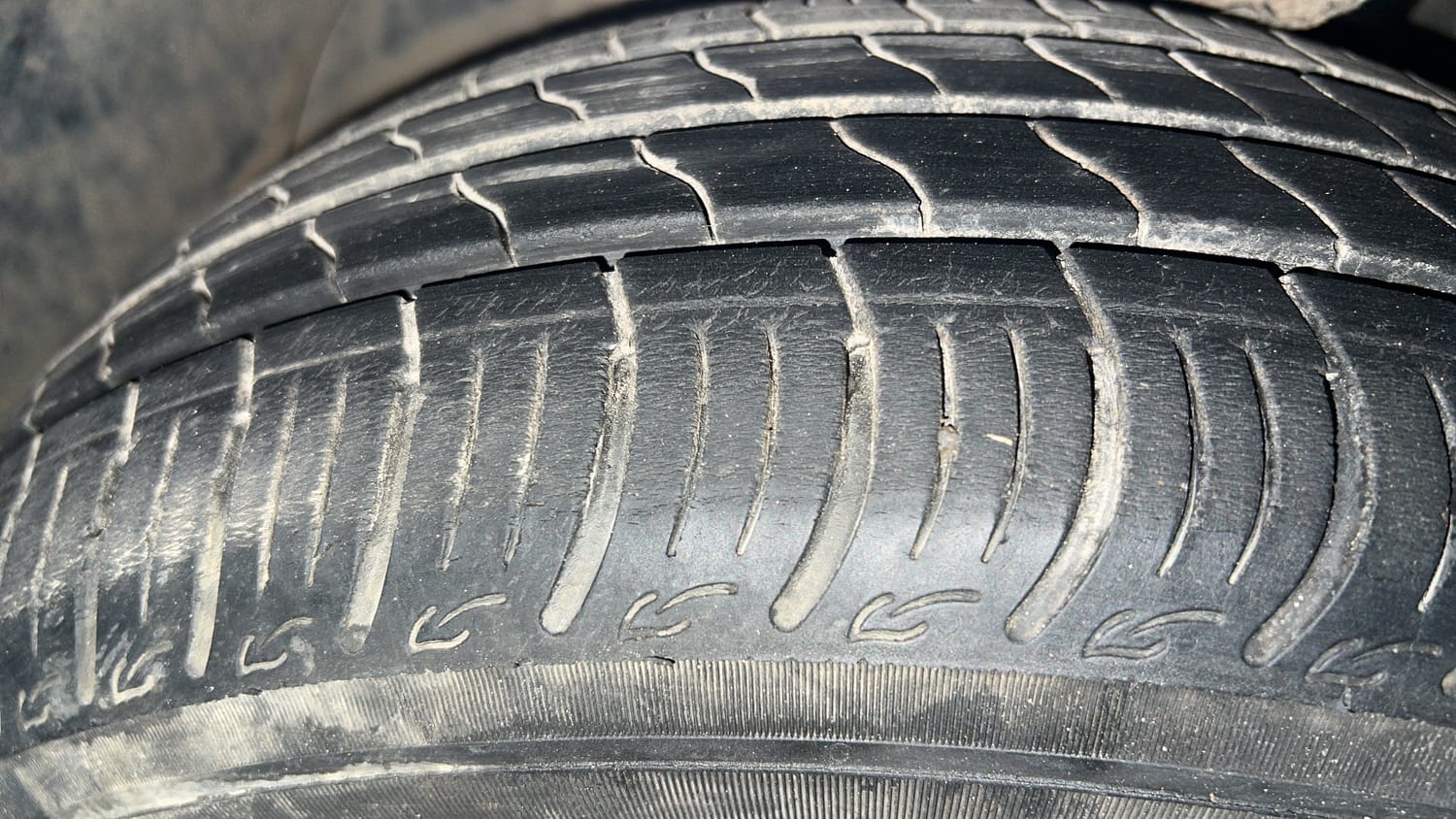 Used 2024 Tata Tiago XTA Petrol Automatic tyres LEFT FRONT TYRE TREAD VIEW