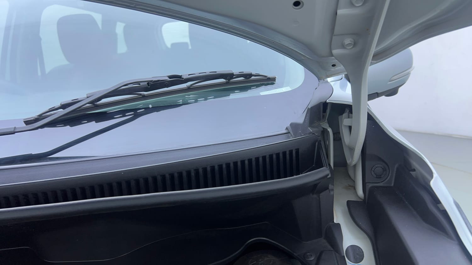 Used 2025 Maruti Suzuki XL6 Alpha Plus MT Petrol Petrol Manual engine ENGINE LEFT SIDE HINGE & APRON VIEW
