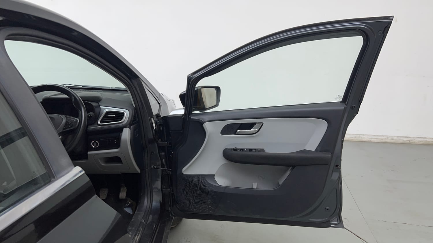 Used 2020 Tata Altroz XZ Petrol Petrol Manual interior RIGHT FRONT DOOR OPEN VIEW