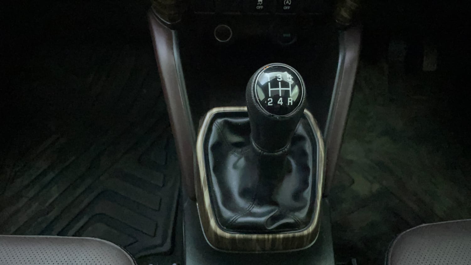 Used 2023 Maruti Suzuki Grand Vitara Alpha Smart Hybrid Petrol Manual interior GEAR  KNOB VIEW